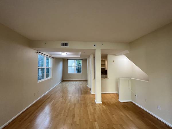 $3,900 / 2br - 1100ft2 - 2BR/2.5BA Townhome style condo, 2-car garage near Sunnyvale downtown (sunnyvale)63687422876161124