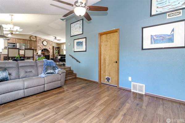 $2,800 / 3br - 1494ft2 - 15103 Westmore Dr E (Puyallup)63688586807553124