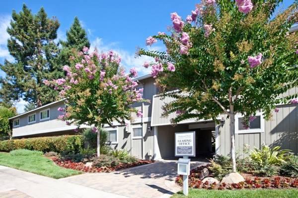 $3,875 / 2br - 1040ft2 - Comfort & Convenience – 2 Bed / 2 Parking / Ready Now! (campbell)63994248063491124