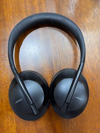 Bose 700 with 2 cases 1