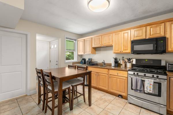$3,600 / 3br - Nice spacious 3 bed 2 bath in Brighton w/ parking available!! (Brighton)63802096998147120
