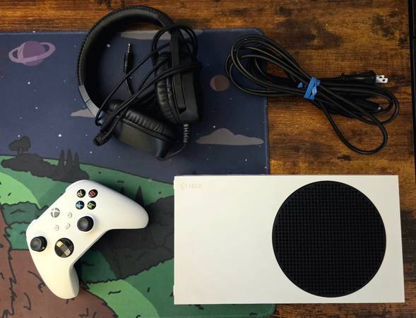 Xbox Series S  512GB With Headphones 1