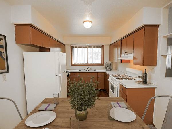 $970 / 2br - 1000ft2 - ¡Es la época más MARAVILLOSA del año… para mudarse! (1610 C Street, South Sioux City, NE)63617082211843121
