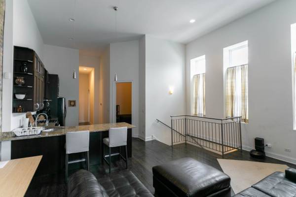 $3,170 / 2br - Spacious Duplex in the Wicker Park w/Parking and Private Balcony! (Wicker Park)63918533501059124