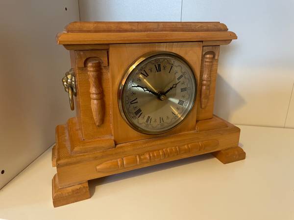 Clock - Mantel Clock - Wood - 1987 Vintage - Roman Numerals 1