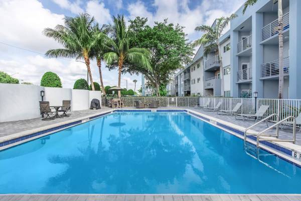 $1,980 / 1 dormitorio - 750 pies cuadrados - Armario para abrigos, Persianas verticales, Lavavajillas (2500 N Federal Hwy, Boca Raton, FL)64001847708033120