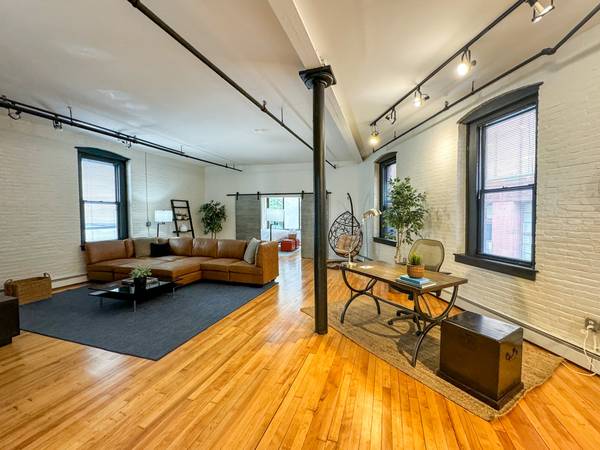 $8,800 / 2br - Back Bay 2 Bed/1.5 Bath Furnished Gem | Near Back Bay Station (Back Bay)63699313896833120