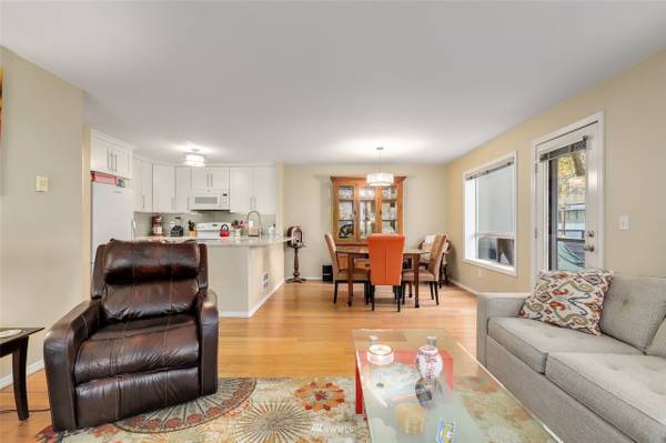 $1,950 / 2br - 905ft2 - Welcome to this gorgeous 2 bed, 1.75 bath condo (seattle)63948217255042123