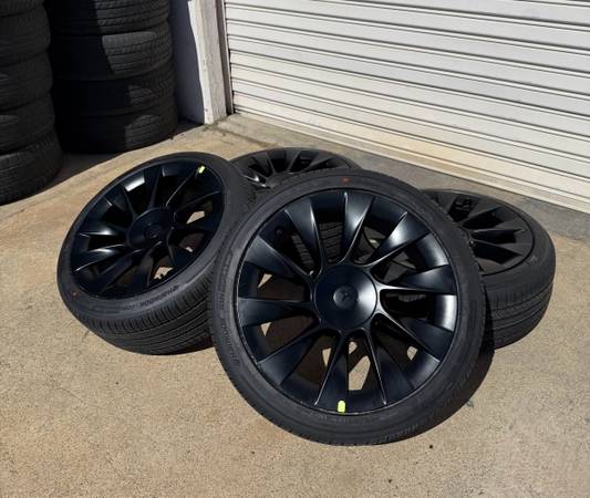TeslaモデルY20インチブラックホイール 2024年255/40R/20 4 (NEW) 20” 2025 Tesla Model Y Juniper wheels Hankook EVO