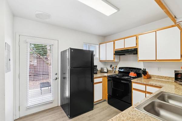 $1.599 / 2 hab - 1000 pies² - ¡Tu nuevo hogar te espera! Adosado de 2 habitaciones y 1,5 baños (calle Aster 4885)63373543565443124