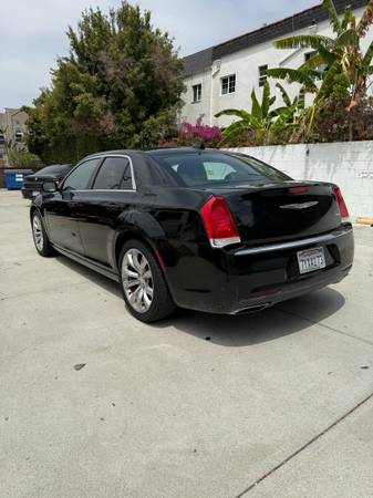 2017 Chrysler 300 - $14,700 (Los Angeles)63437194464257123