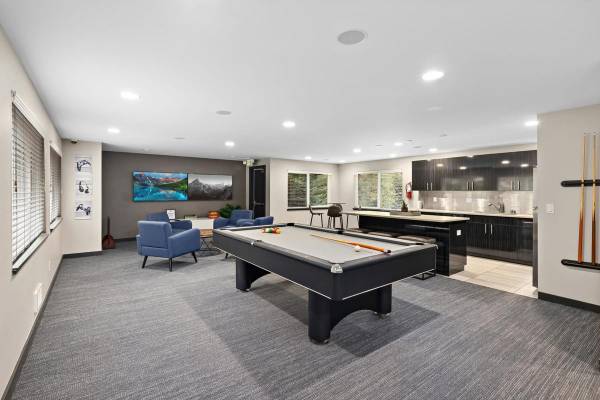 $1,999 / 1br - 650ft2 - Pet Friendly, Renovated Kitchen & Bathroom, Barbecue Grill (6802 Coal Creek Parkway SE Newcastle, WA 98059)63688497662211120