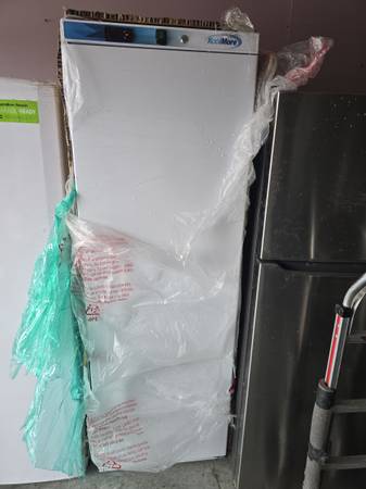 Koolmore Commercial 30 Inch Freestanding Upright Freezer with 21 cu. ft. Capacit 1