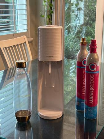 Soda Stream and 2 CO2 Cartridges 1
