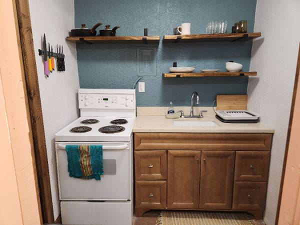 $1195.00 / 375ft2 - Furnished studio apt (utilities included) and 1 mile to plaza63806045010691121