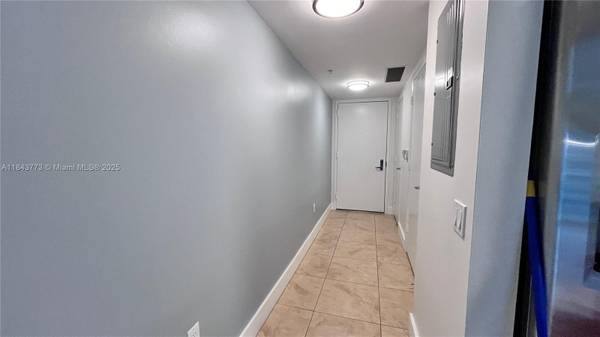 $2,750 / 1br - 987ft2 - Spacious 2-Story Loft Steps from Everything! (Brickell on the River- Brickell)64001848098689123