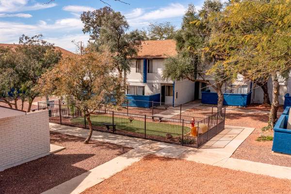 $952 / 2br - 850ft2 - 2 bedroom, Located in Tucson, Spacious Walk-In Closets (3201 E Seneca St, Tucson, AZ)63674860553603120