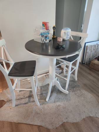 Hightop table and 2 chairs 1