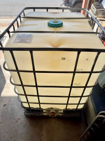 Wine Tote 330 gallon plastic with metal frame 1