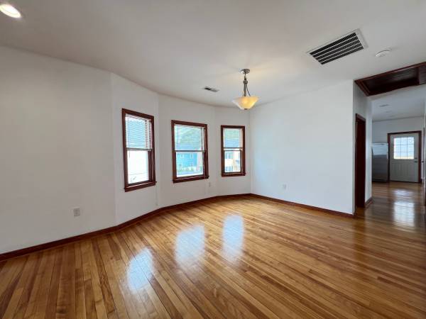 $3,000 / 3br - 1100ft2 - Disponible ahora – 3 habitaciones / 1 baño – Medford / Tufts – $3,000 – Sin comisión (Medford)63856552940545122