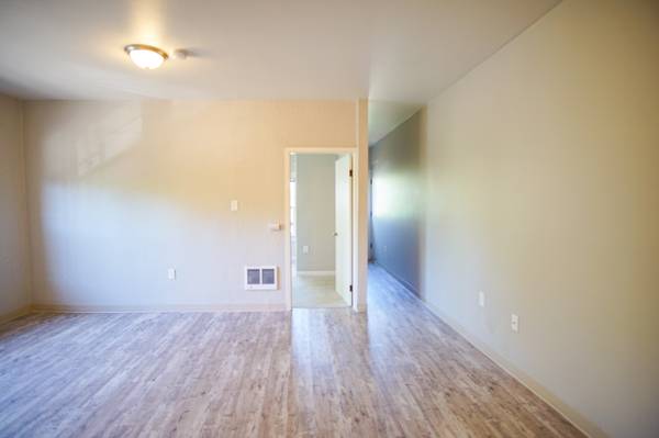 $1,565 / 1br - Inner SE 1 Bed w/Modern Updates + Private Deck Ready Late November! (Buckman)63895123556867122