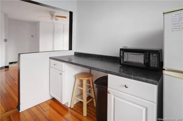$1,700 / 1br - 850ft2 - Bright Corner 1 Bed in Secure Building w/FREE Heat & HW + Laundry! (New Haven)64010164253955121