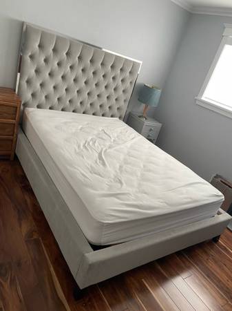 Z Gallery Zgallery Queen Bedframe Tufted Velvet 1