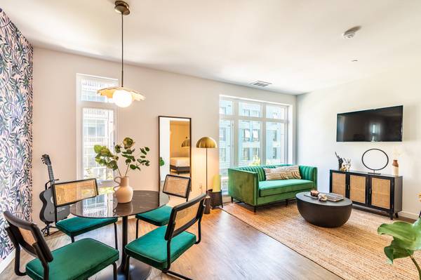 $3,587 / 2br - 968ft2 - Piso de tablones de vinilo en áreas de estar y comedor, persianas tipo madera (centro de Oakland)63861100947331122