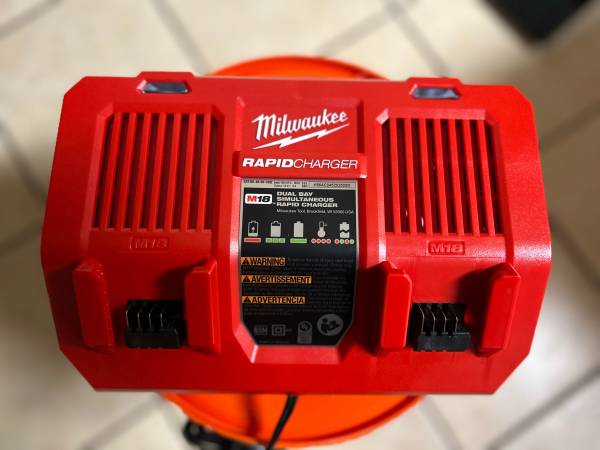 Milwaukee Dual Rapid Charger 1