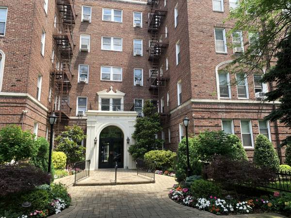 $265,000 / 550ft2 - Ocean Parkway Pre war    Extra Large STuDIO (Midwood, Ocean Pkwy)63854385152643122