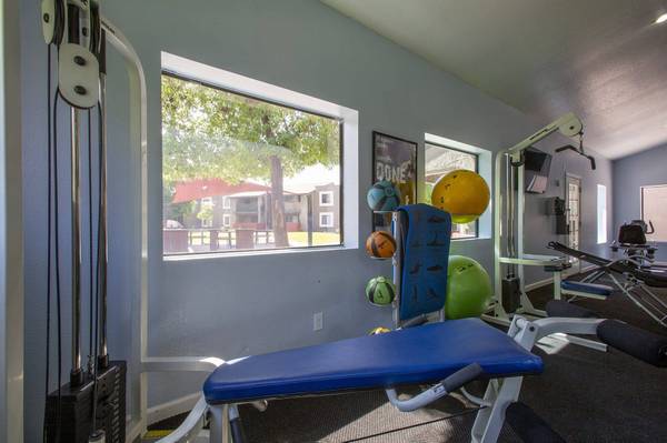 $895 / 1br - 726ft2 - Chimenea de Leña, Ventiladores de Techo, Piscina (7700 E Speedway Blvd, Tucson, AZ)63675014429825122