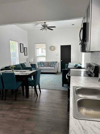 $1500.00 / 2br - 1000ft2 - Newly remodeled Charming Home in downtown Elgin64046032814466124