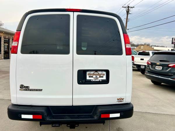 2017 Chevrolet Express 3500 4x4 - Photo 9
