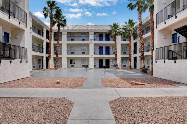 $353 / 1br - 580ft2 - One bedrooms available today! (2200 W. Bonanza Road, Las Vegas, NV)63859499113601124