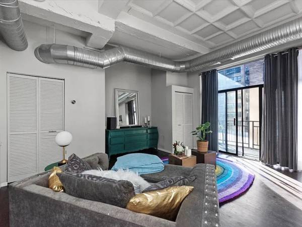 $1,300 / 1br - 540ft2 - Gorgeous Top-floor 1 bed/1 bath (Chicago)64201214239362120