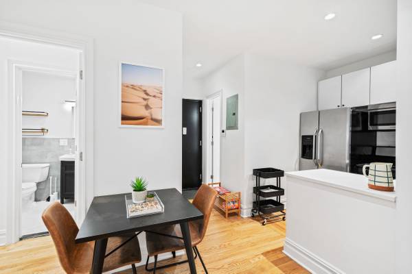 $5,950 / 3br - Gym, rooftop, backyard63827267220611120