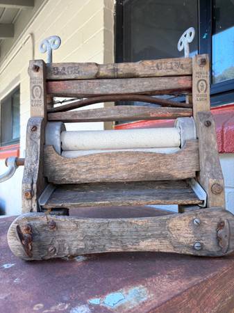 Antique washer wringer 1