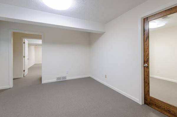$1,200 / 900ft2 - Office Suite Ready for Your Business! P1 Zoned - Utilities Included! (Lexington)64022450949506124