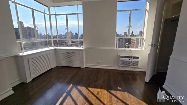 $8200.00 / 1br - OH 1-3PM SPECTACULAR CITY VIEWS LUX DM BLDG ON FIFTH AVE (West Village)63788457507971120