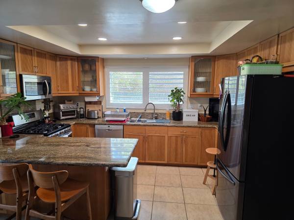 $4,900 / 3br - Walking distance to the beach and all that downtown Oceanside63998453233410123