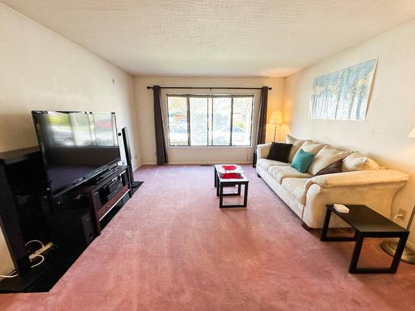 $800 / 4br - Habitación soleada en casa espaciosa (redwood city)63657694974979120