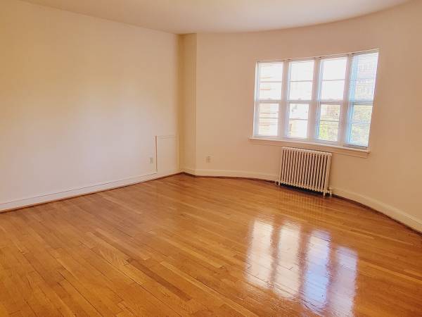 $1,870 / 1br - 650ft2 - Historic 1 Bedroom Garden Style Unit $1,870.00, ALL UTILITIES INCLUDED (1221 North Courthouse Road, Arlington, VA 22201)63896156572930123