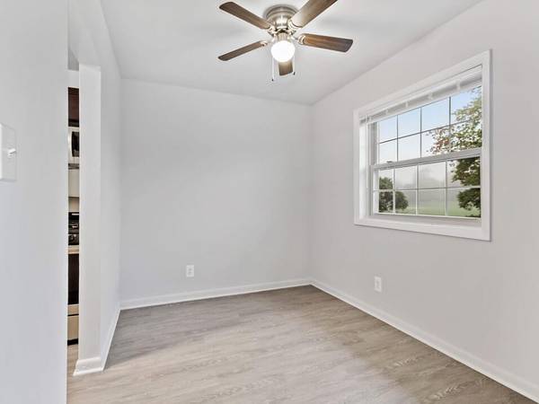 $1,320 / 1br - Gas Range, Ceiling Fan, Dishwasher (7910 Dunhill Village Circle, Baltimore, MD)63974187454979120