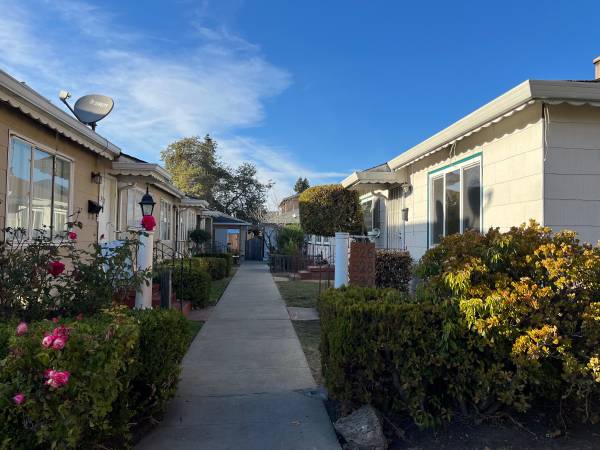 $2,250 / 1br - 600ft2 - Sunny1 Bedroom apartment. Private Entrance. Laundry facility. Parking. (redwood city)63868039307905120