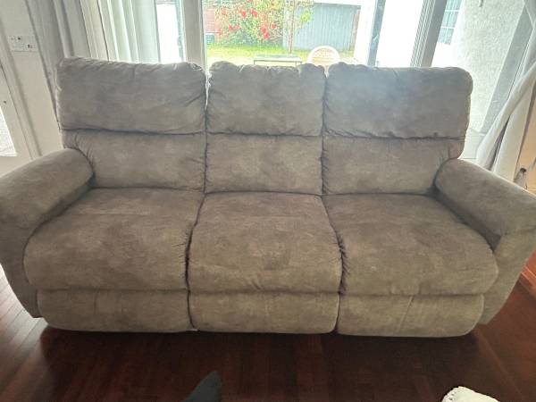 Lazyboy sofa - like new 1