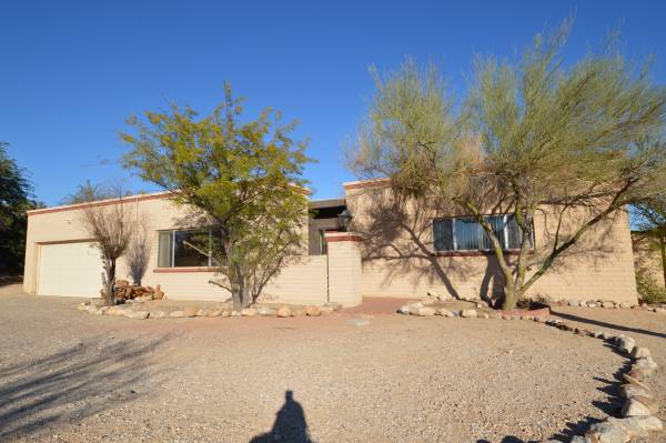 $2,300 / 4br - 2183ft2 - Roomy 4-bedroom house with spectacular views! (5050 N Hillcrest Drive)63675014028163120