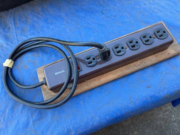 6-Outlet Power Strip! Excellent Condition! 6’ Cord, 3 Prong! 1