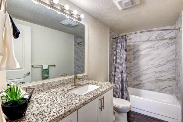 $2,655 / 2br - 1250ft2 - Piscina al aire libre y dos spas de hidromasaje, se aceptan mascotas (centro de la ciudad de Bellevue)63852483426049122