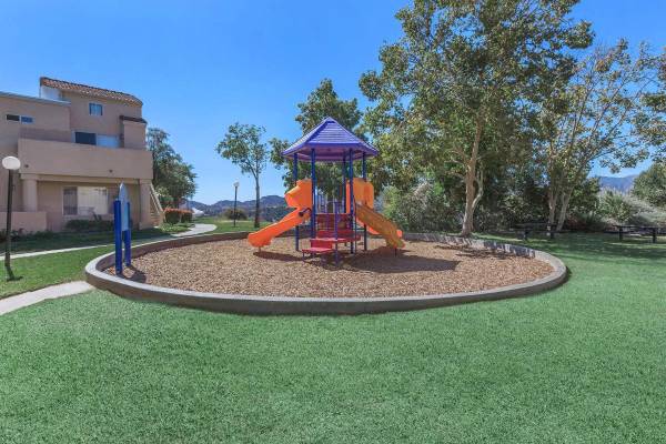 $2,129 / 1br - 624ft2 - Garage Available, Beautiful Landscaping, 1BD/1BTH (Santa Clarita)63912984300418120