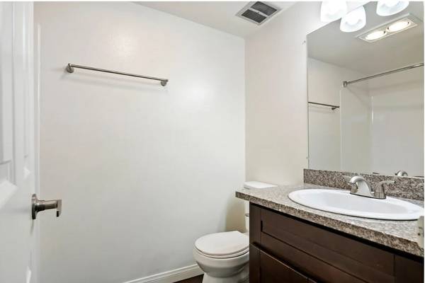 $2,800 / 2br - 973ft2 - BALCÓN GRANDE 2x2 $ 2,800 ¡Un Mes de Alquiler Gratis Oferta Especial (1340 North Poinsettia Place, Los Ángeles)63701167049217122